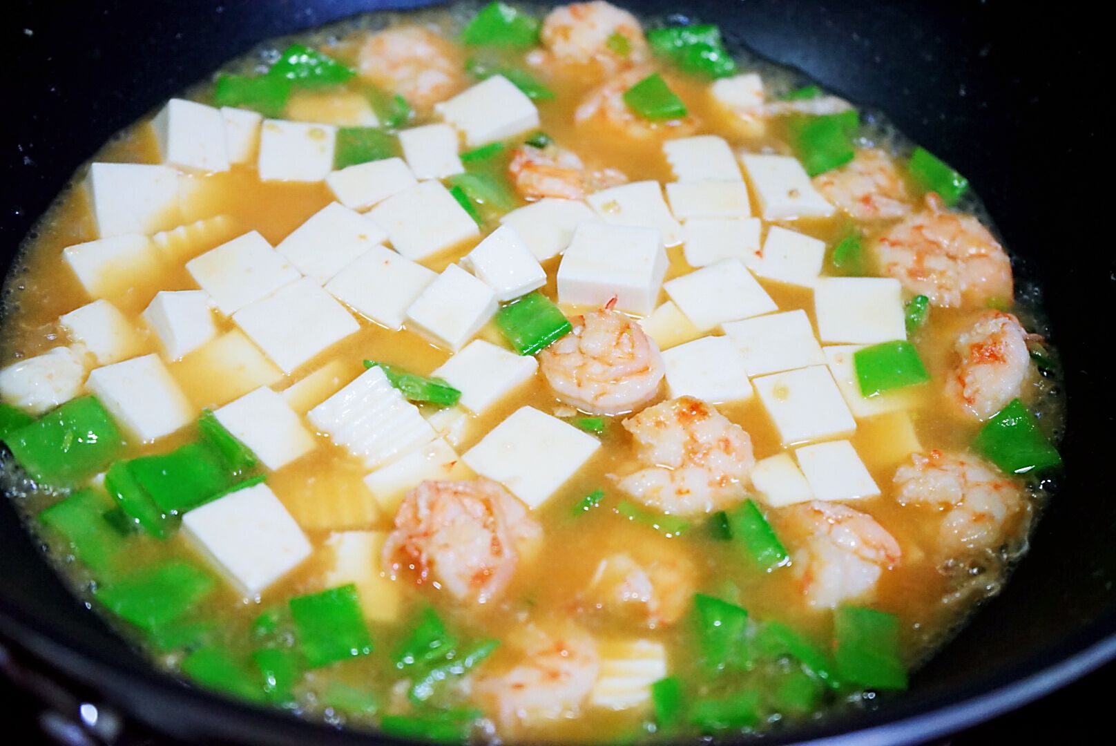 天热回家吃点啥,这道鲜虾炖豆腐,热量低又清爽,十分钟就端上桌