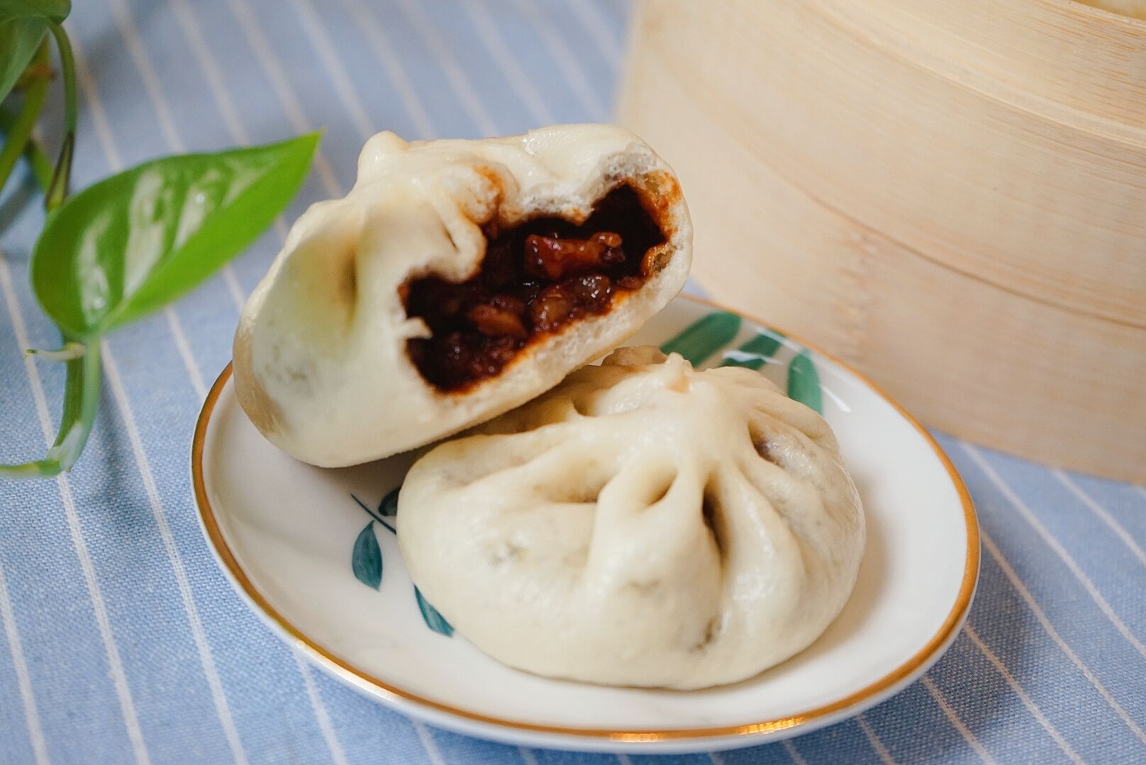 迎头伏学面食,这道全民大爱的酱肉包,配料调味都讲究,一看就会