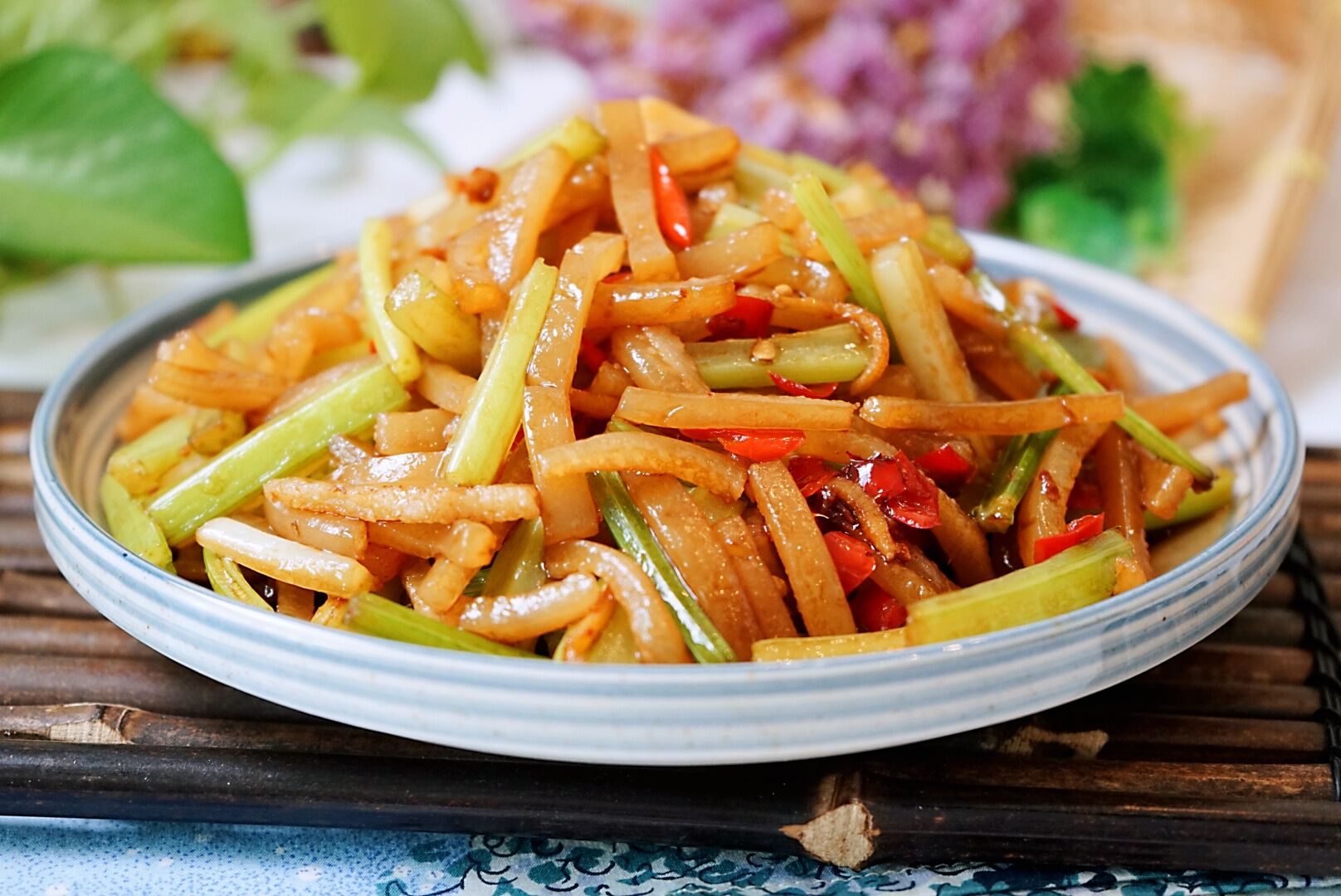 辣炒肉皮,是下酒菜也特别下饭,学会五秒去猪毛,好吃实惠百姓菜