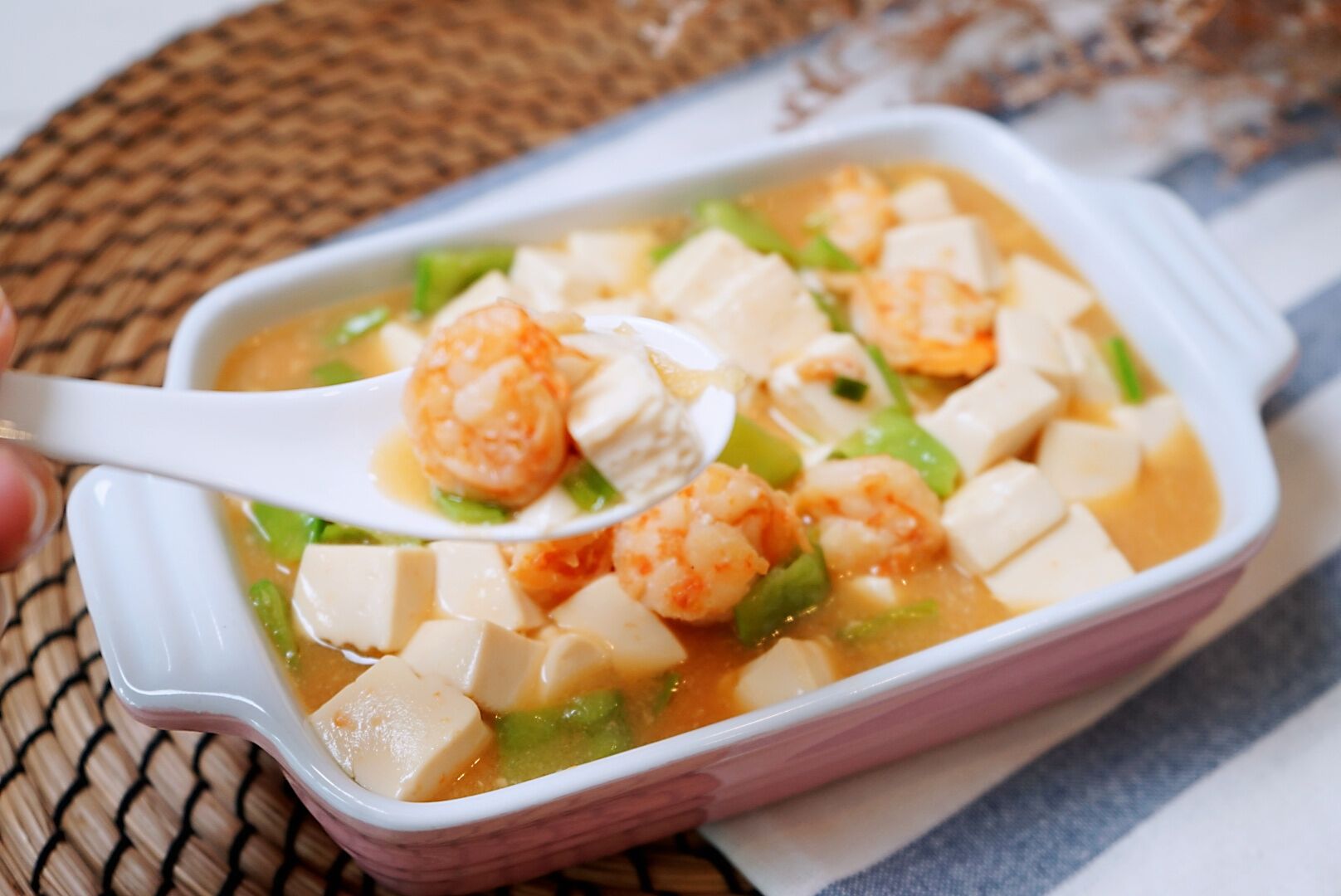 天热回家吃点啥,这道鲜虾炖豆腐,热量低又清爽,十分钟就端上桌