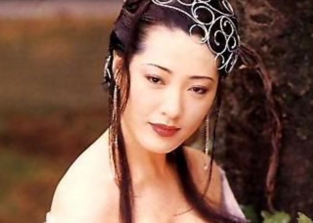 她曾是最美"潘金莲",四岁丧母婚后丈夫出轨,如今过得怎么样?