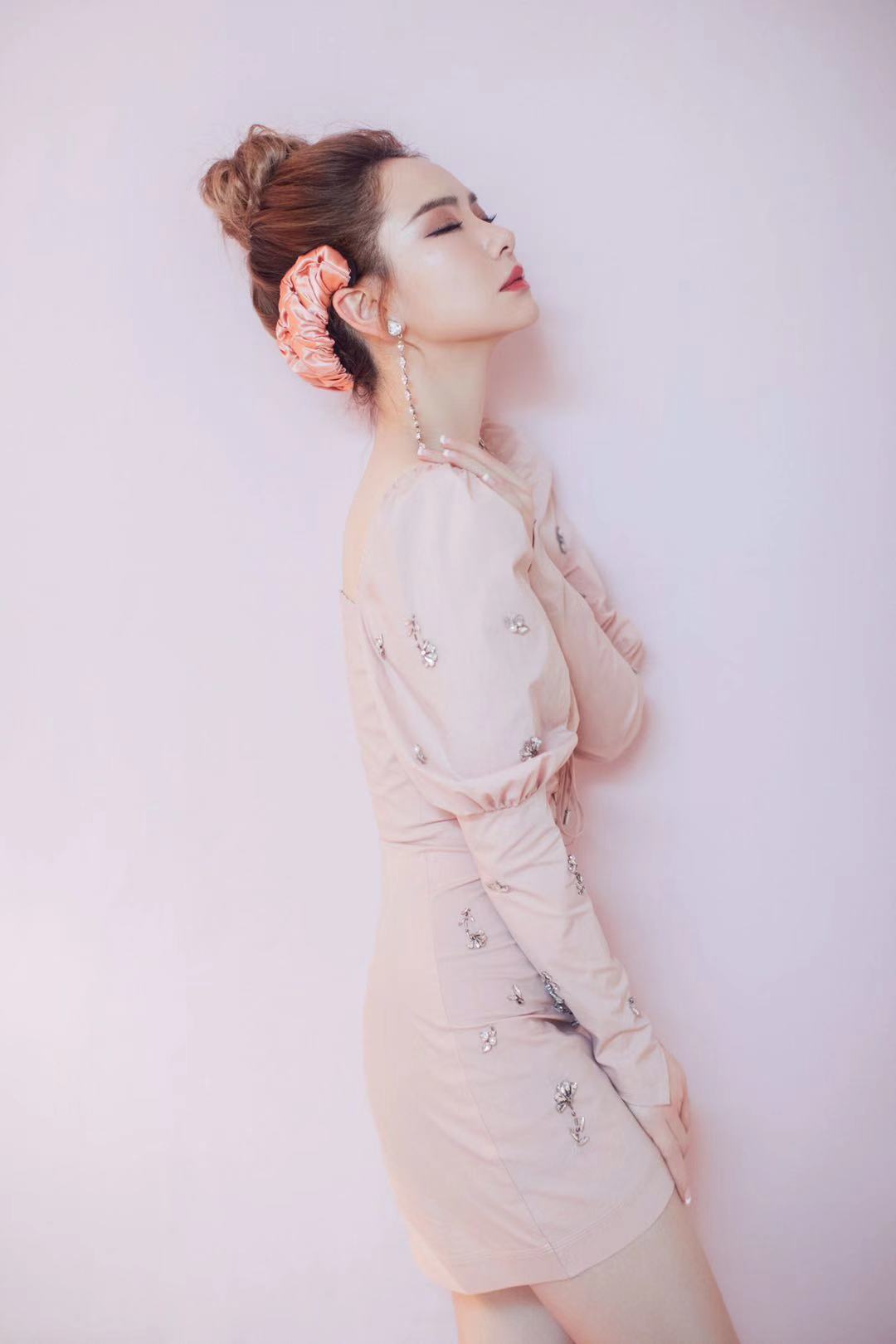 看戚薇穿连衣裙才知道粉色调有多可爱