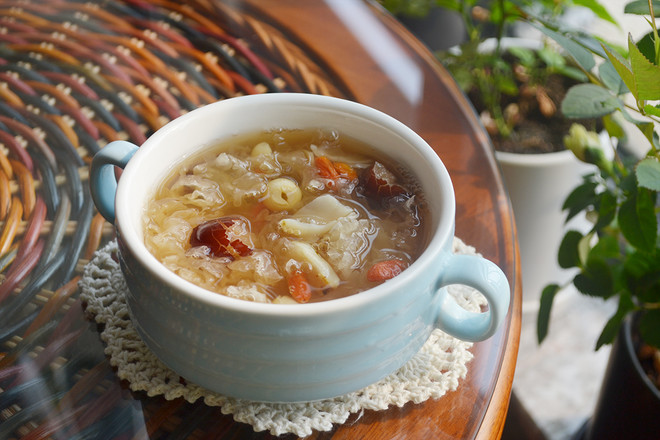 冰糖银耳莲子羹