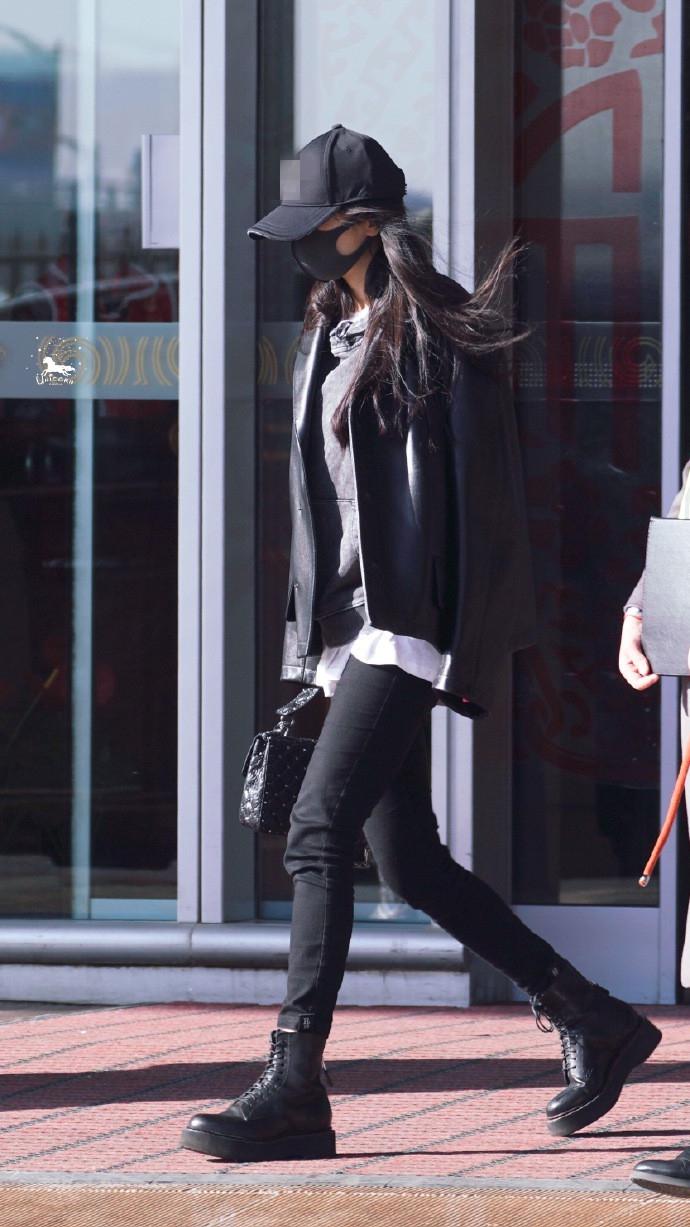 穿马丁靴怎么搭配更好看不如参考杨幂的私服每一套都很时髦