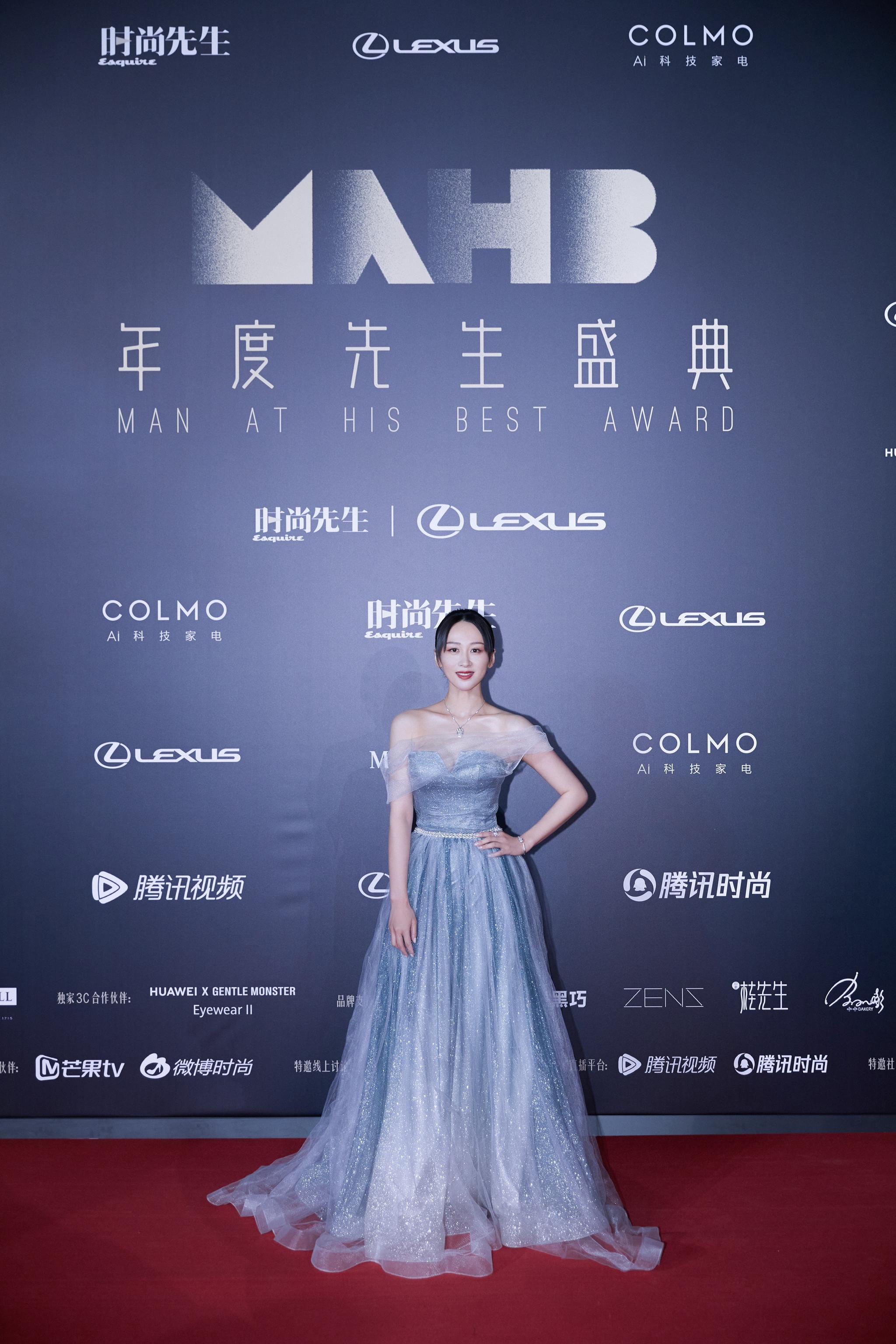 练练亮相时尚先生盛典星空轻纱裙秀丽优雅