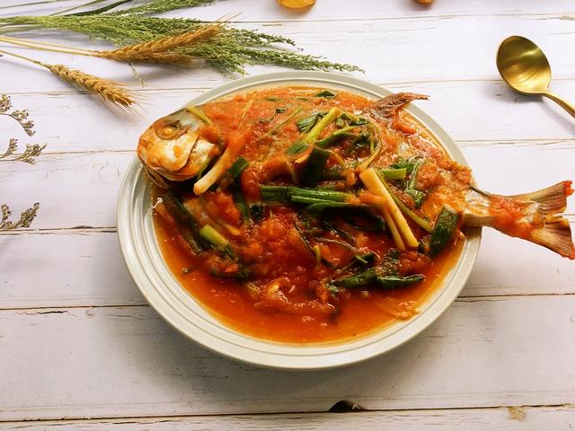 金鲳鱼肉多营养丰富,可以个番茄一起搭配,味道酸甜鲜美|金鲳鱼|番茄|酸甜_新浪新闻