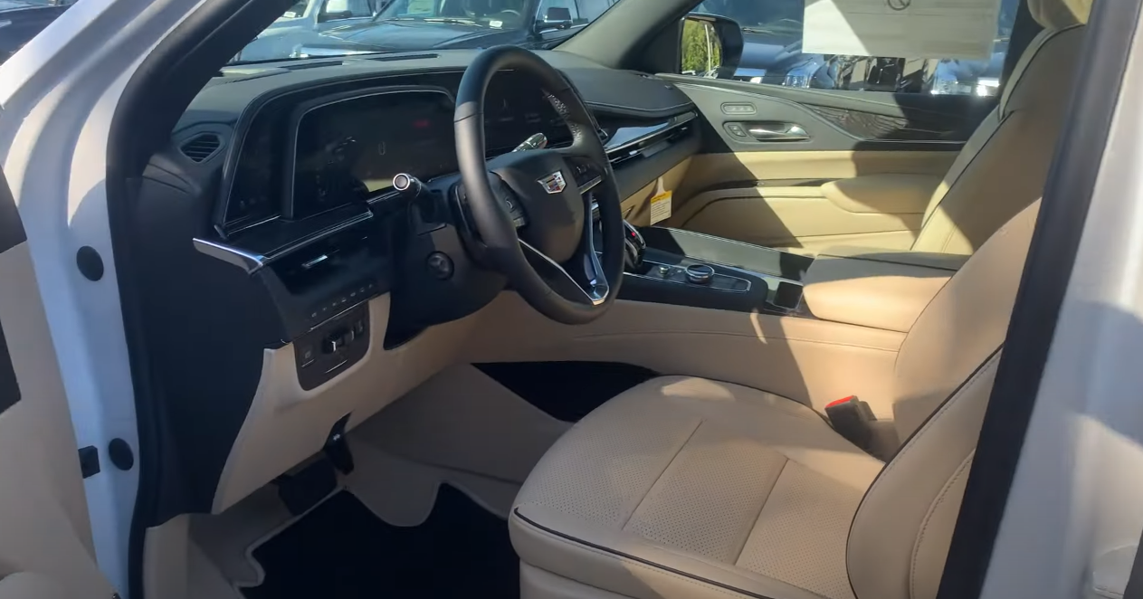 全新一代凯迪拉克凯雷德现身外观霸气内饰精致配62l动力