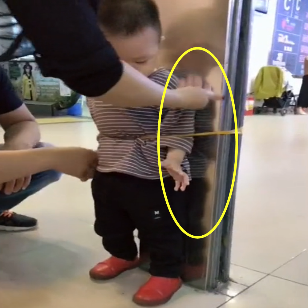 宝宝被绑在柱子上,一脸无奈表情,网友:旁边人的态度让人无语