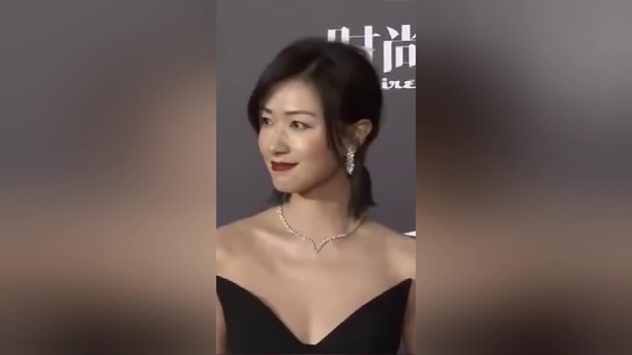 万茜参加时尚先生走红毯时因为穿得胸太低紧张担心走光