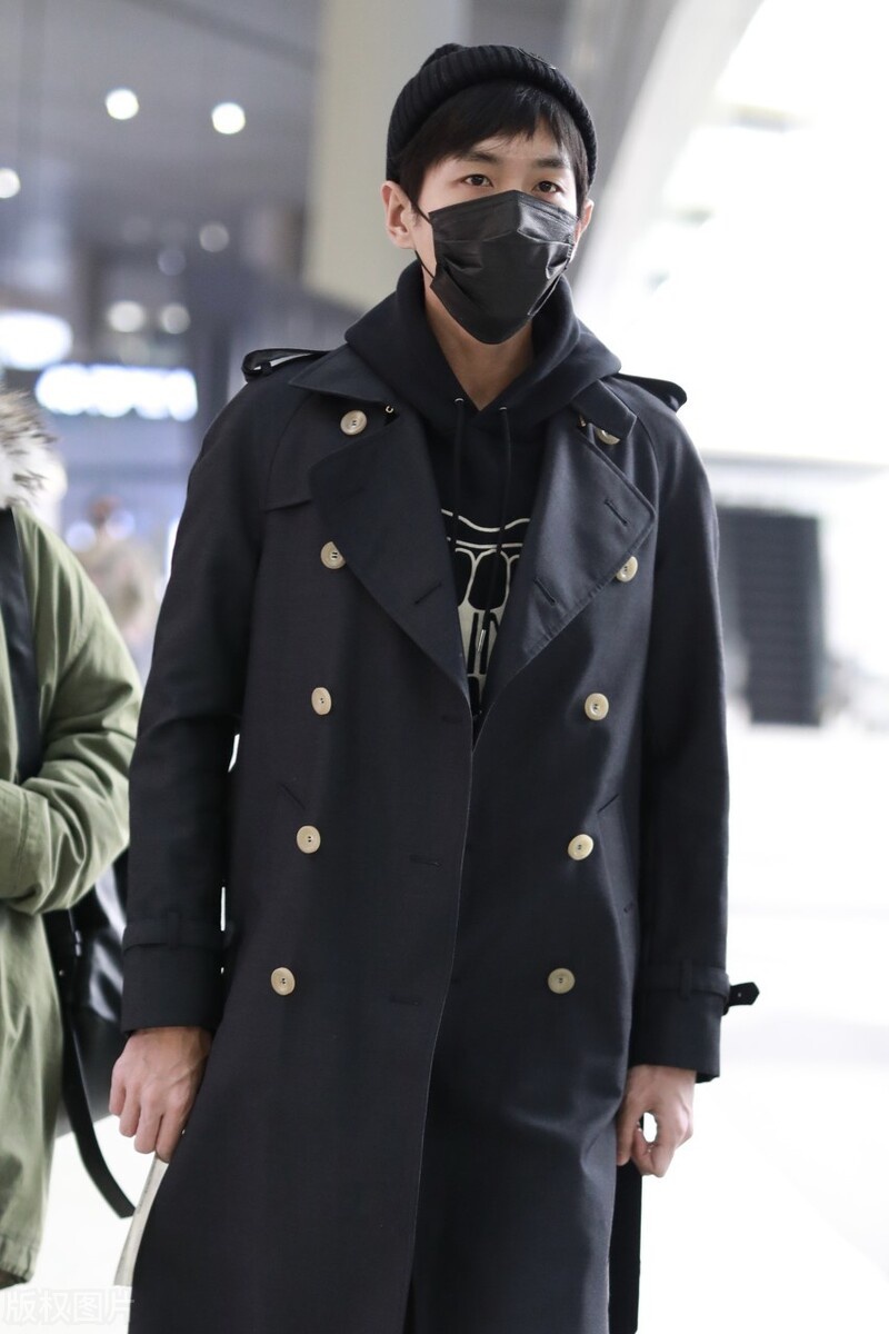张若昀穿双排扣风衣现身机场戴一顶毛线帽可可爱爱
