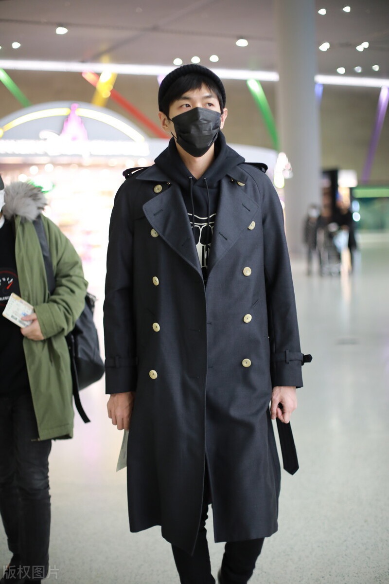 张若昀穿双排扣风衣现身机场戴一顶毛线帽可可爱爱