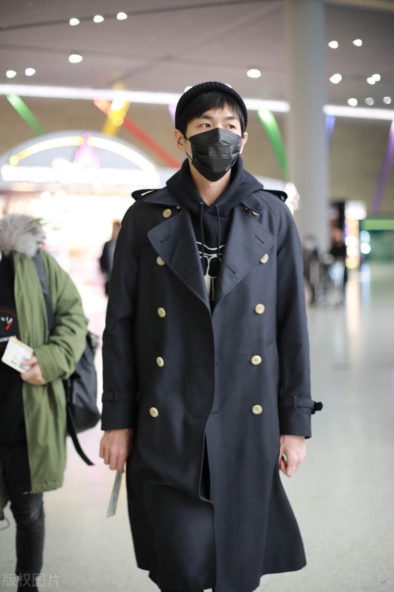 张若昀穿双排扣风衣现身机场戴一顶毛线帽可可爱爱