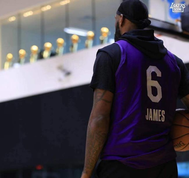 湖人球员新造型库兹马新发型太帅了老詹身穿6号球衣