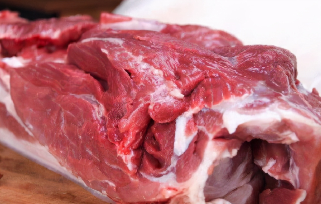 买猪肉,一定要分清"死猪肉"和"鲜猪肉",记住这招,超实用