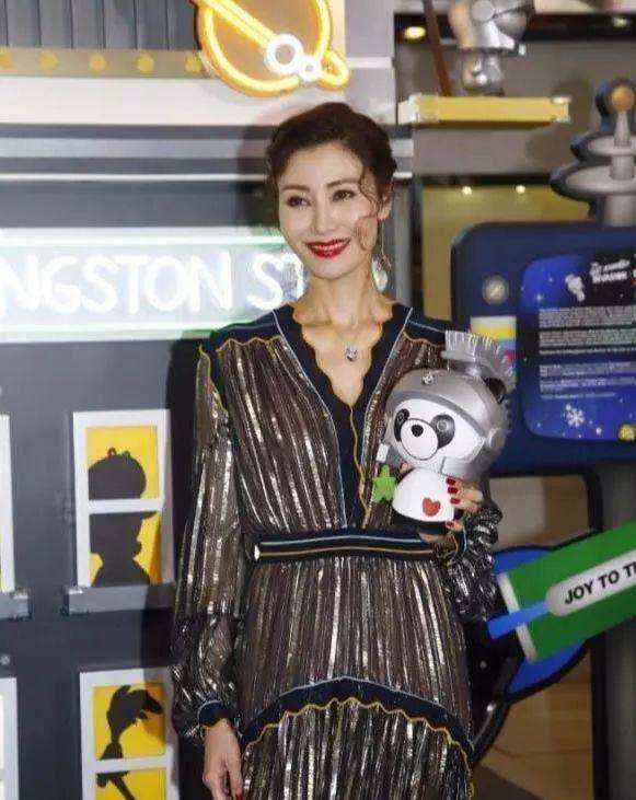 李嘉欣复出拍戏,面部棱角分明,越长越像邓文迪了