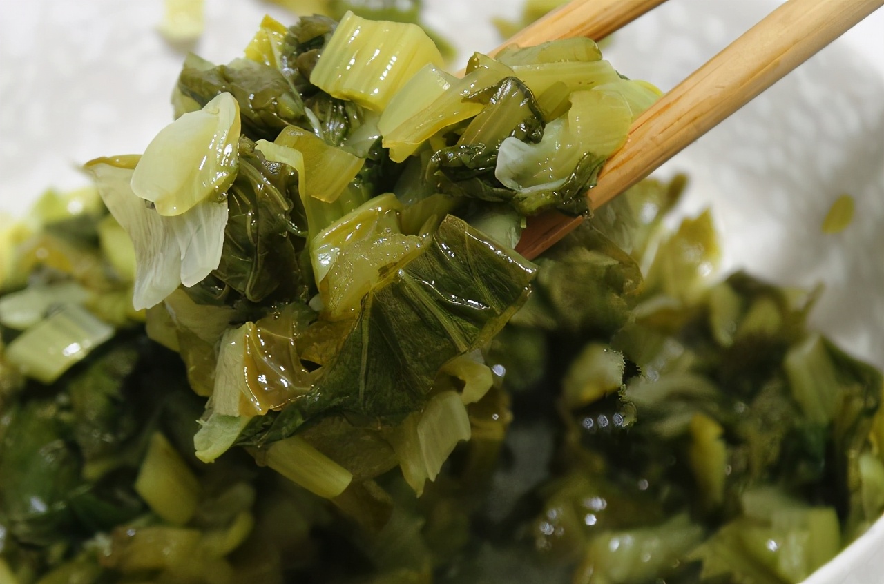 正文         准备食材:青菜,食盐,白醋      【制作过程】   1,将买