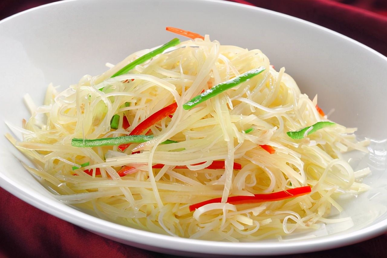 炒醋溜土豆丝,用盐水浸泡是大忌!多加点它,又香又脆还不粘锅