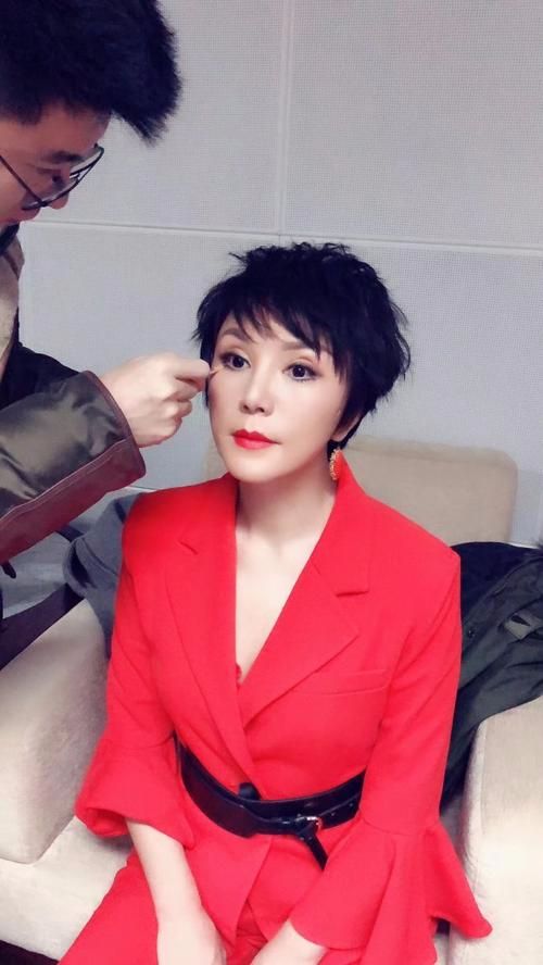 著名歌手林萍晒近照51岁穿吊带挺时髦出场太有年代感了