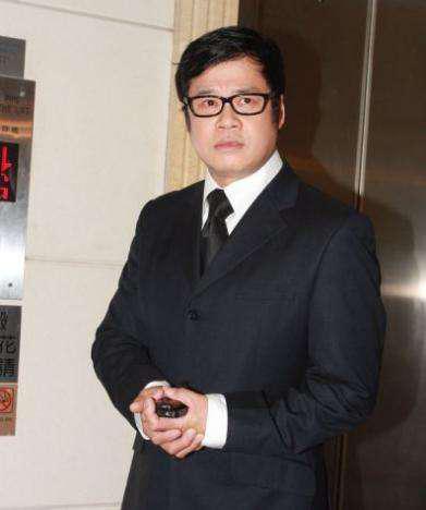 曹达华干儿子罕见露面,59岁身家已经上亿,初恋逝世后一生未婚