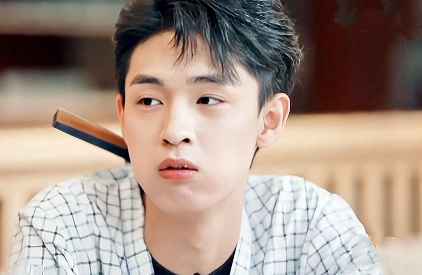 秦霄贤新综开播被抽血吓到脚抽筋学尹正趴地撅臀是个憨憨