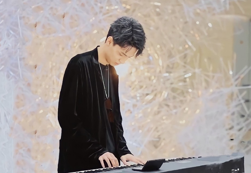 秦霄贤新综开播被抽血吓到脚抽筋学尹正趴地撅臀是个憨憨