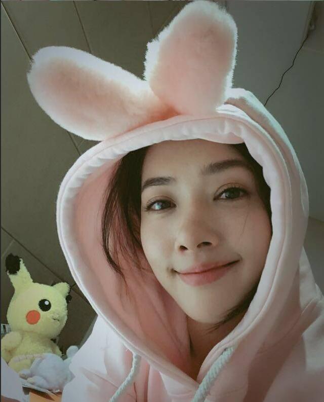 虽然这个自拍的角度真的有点"死亡",但不得不说,在郭碧婷这里,还是