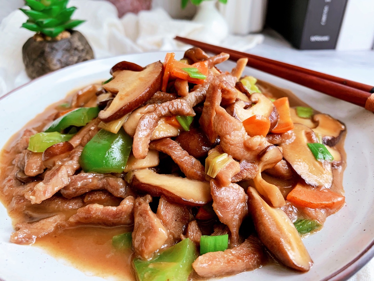 简单的家常菜,香菇炒肉丝,鲜香爽滑又下饭,回家10分钟就吃饭