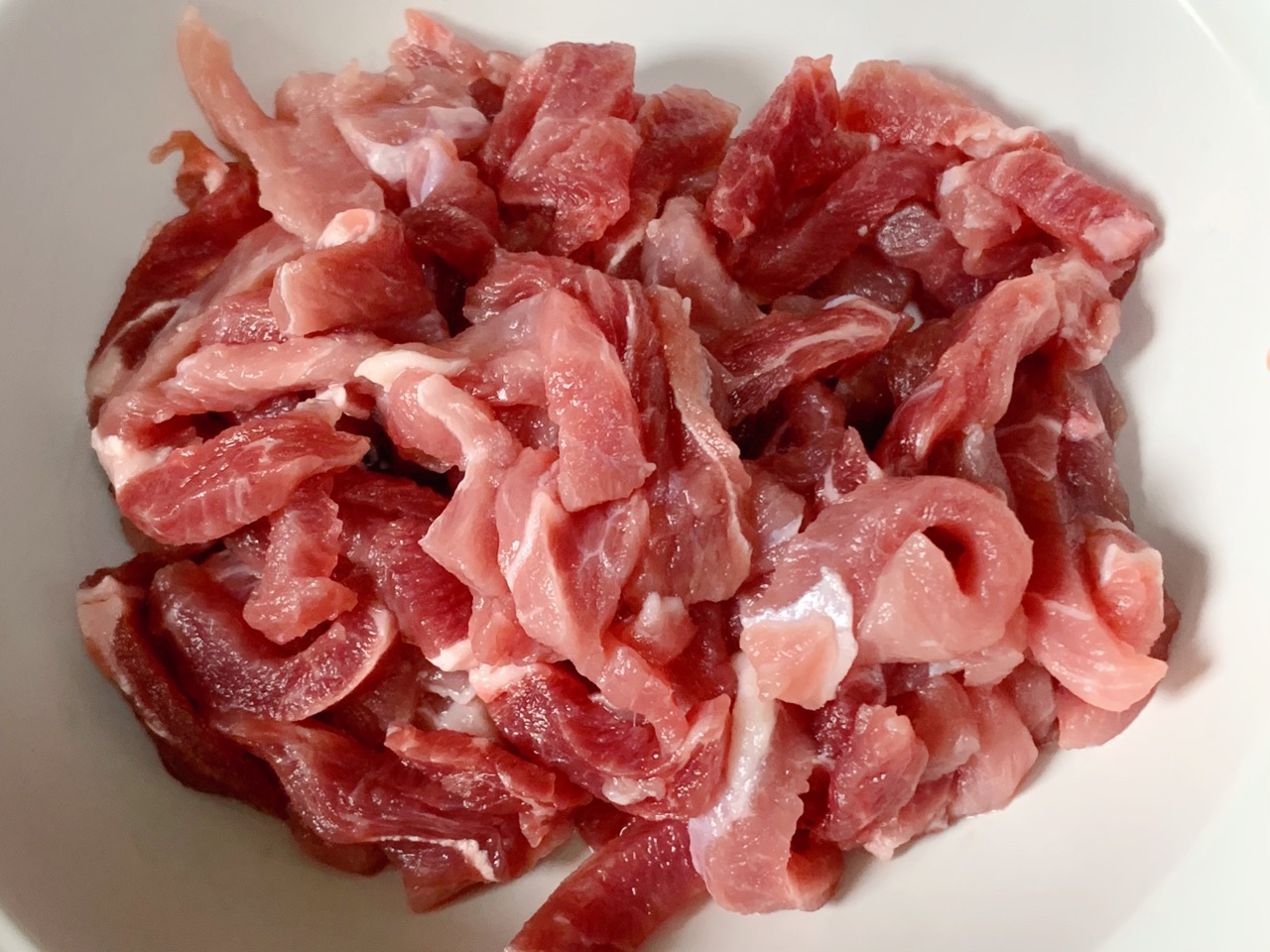 简单的家常菜,香菇炒肉丝,鲜香爽滑又下饭,回家10分钟就吃饭