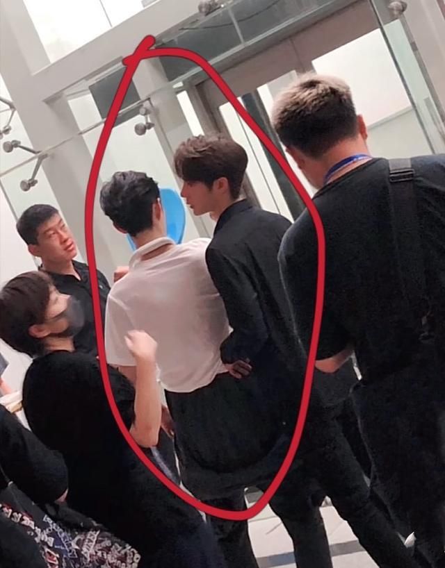 手放在对方腰上,画面太美不敢看|肖战|王一博|太美_新浪新闻