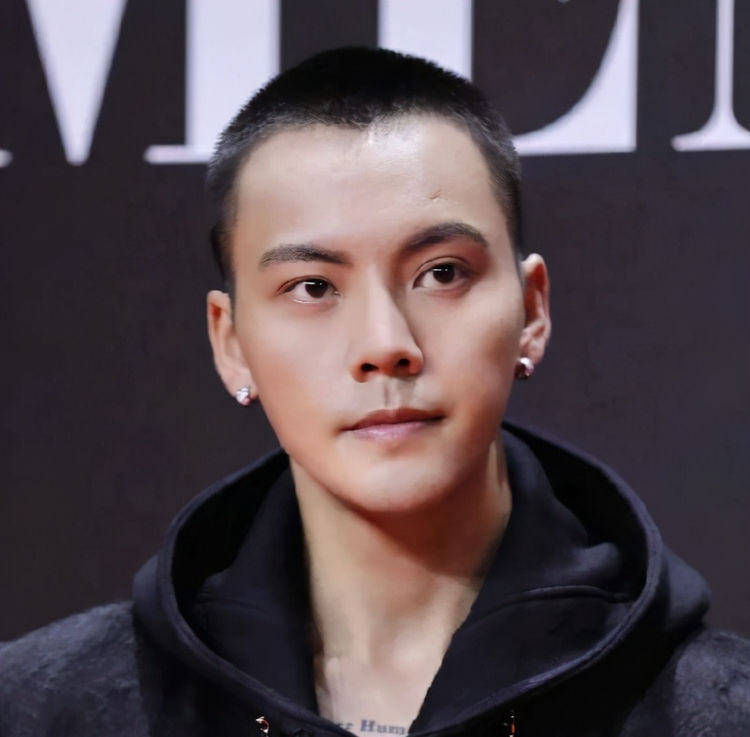 有一种整容叫剃寸头,肖战陈伟霆内娱颜值天花板,王源则直接长大|肖战