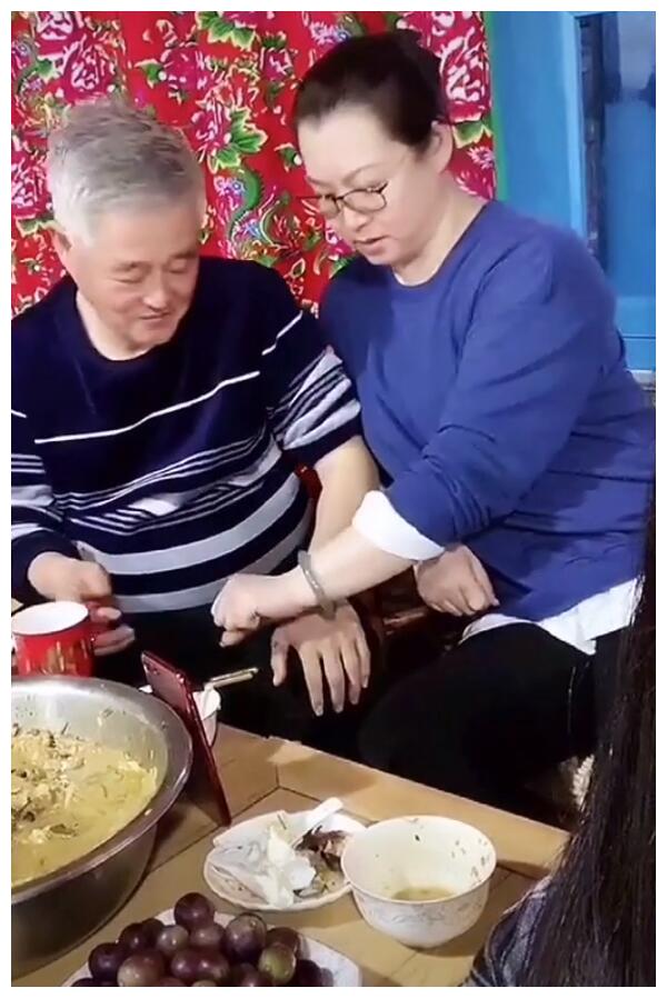 赵本山和妻子罕见同框马丽娟皮肤白皙气质优雅保养非常好