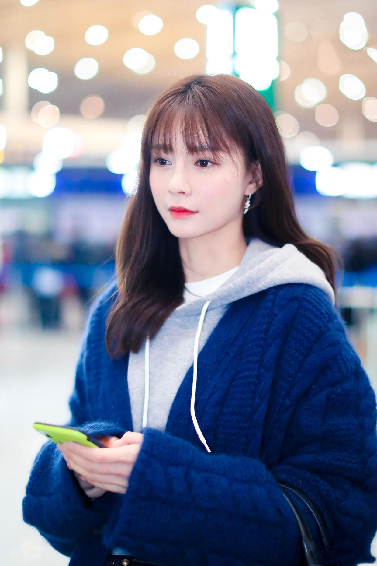 沈梦辰穿衣真有少女感,宝蓝色开衫配灰色卫衣时尚减龄,温柔优雅