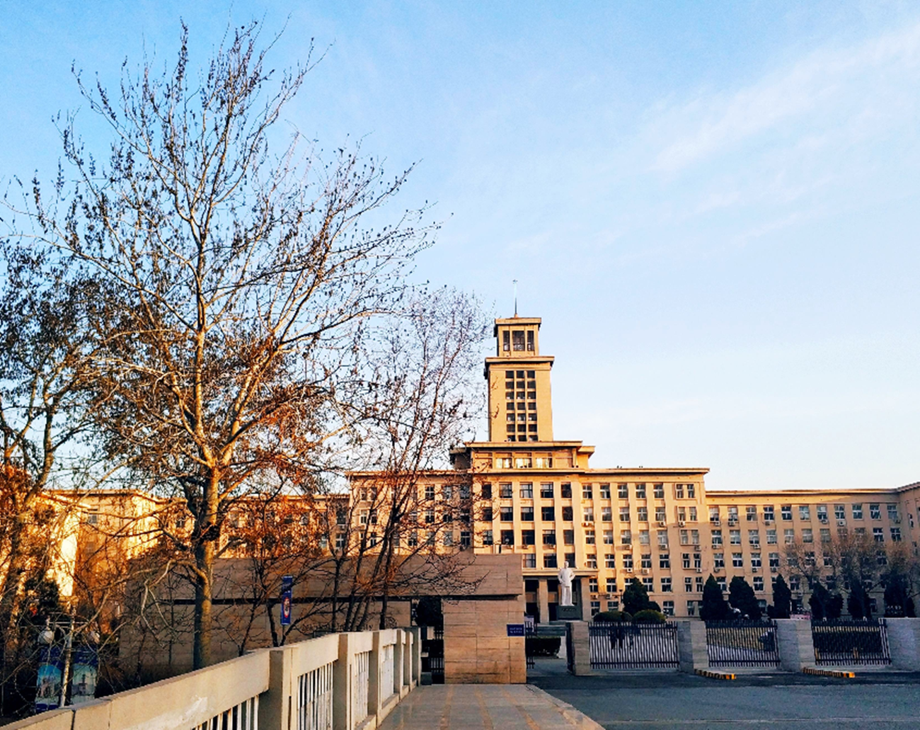 受到抗战的影响,南开与清华北大在长沙合并组建了国立长沙临时大学,到