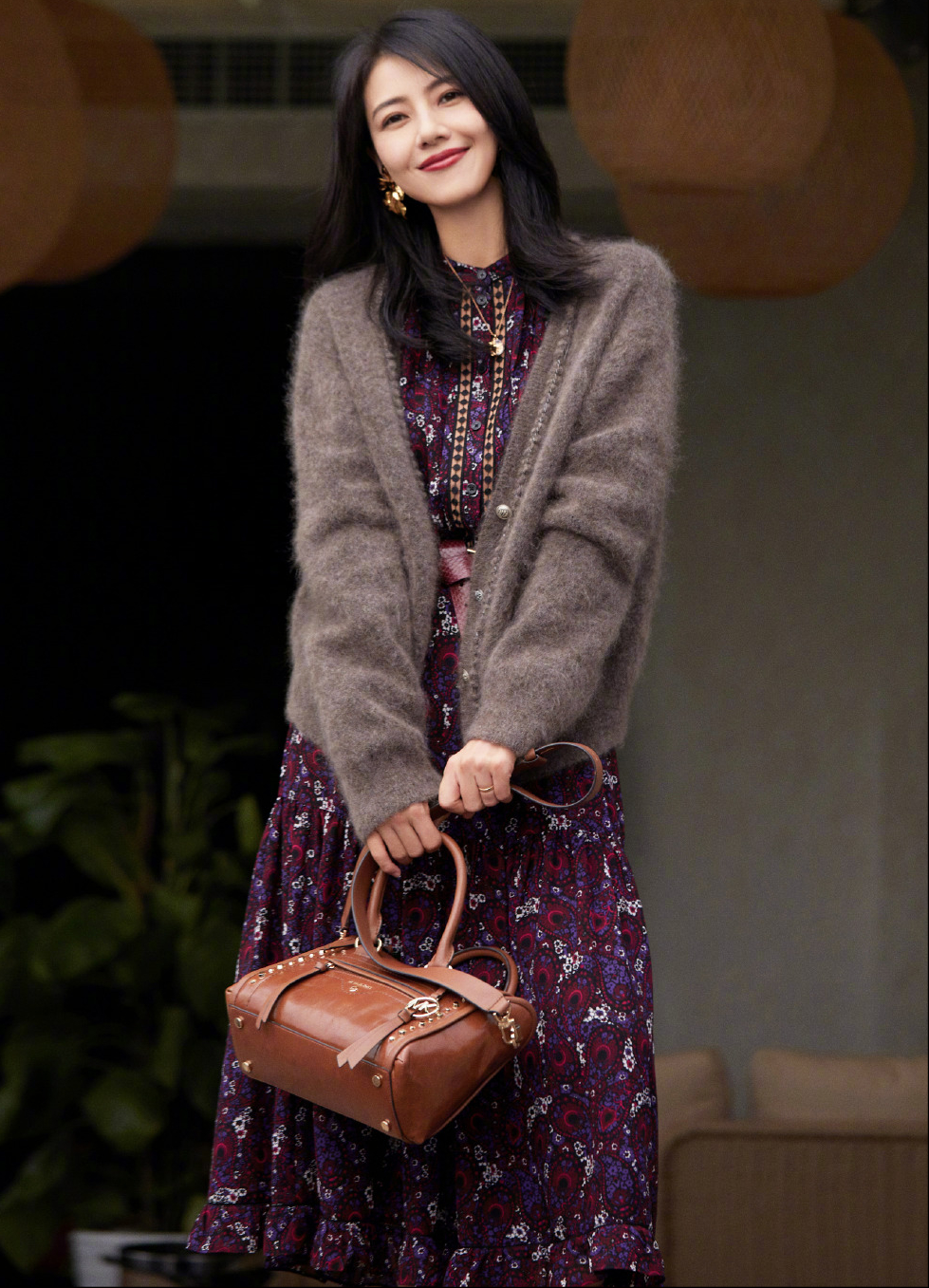 高圆圆演技好人也美穿卡其色风衣时尚高级自信气场不输超模