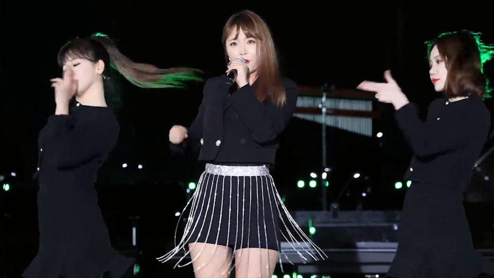 洪真英一跳舞,谁能顶得住,这个黑裙板现场不要太赞!