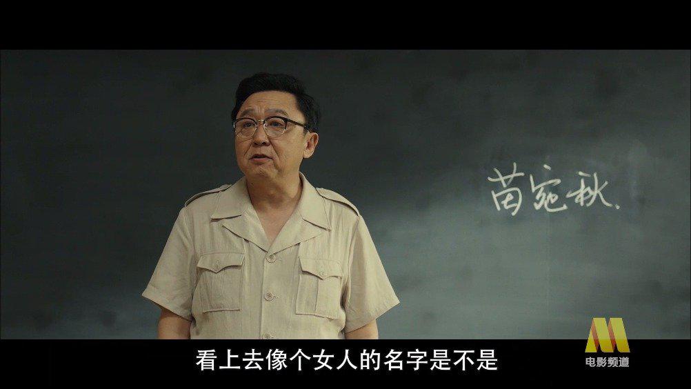 于谦主演的电影《老师·好》,全片以暖黄复古色系为主色调