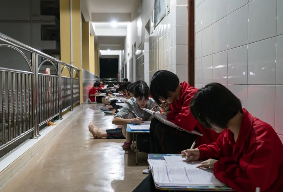 时代楷模！为了让贫困女孩昂首走出大山，张桂梅究竟有多“拼”？休闲区蓝鸢梦想 - Www.slyday.coM