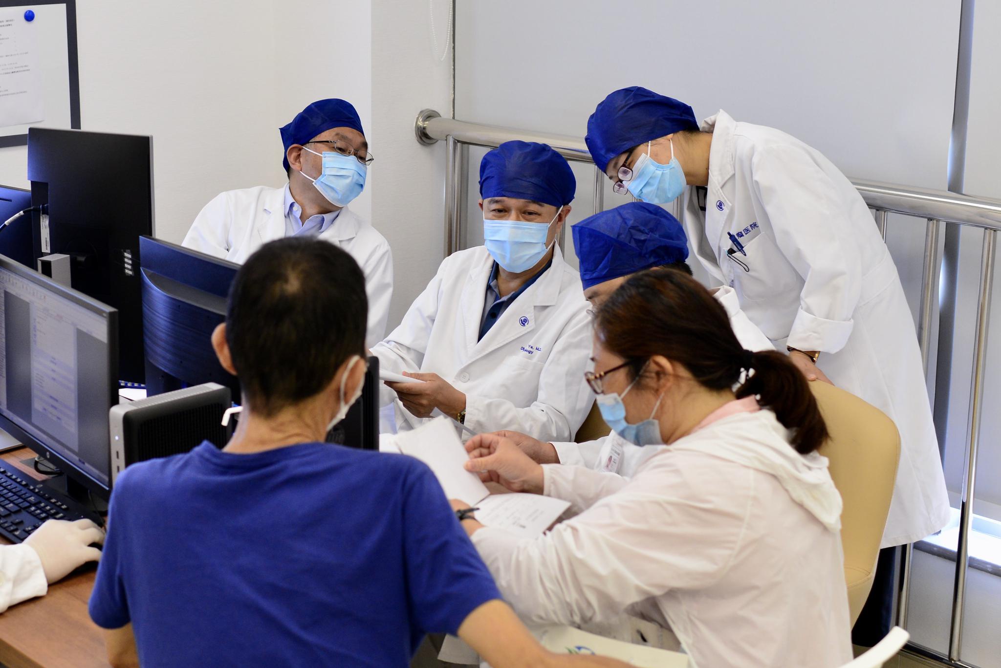 前年,老许因前列腺癌晚期伴多发骨转移,前来肿瘤医院泌尿外科叶定伟