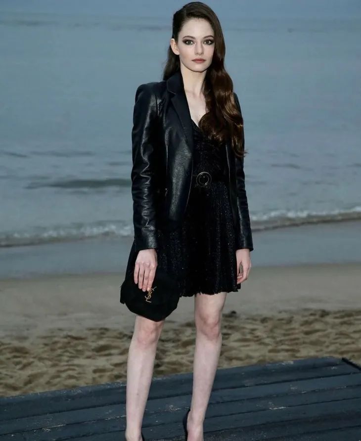 时髦办 | 《暮光之城》里的吸血鬼小女孩,果然没长残|麦麦_新浪新闻