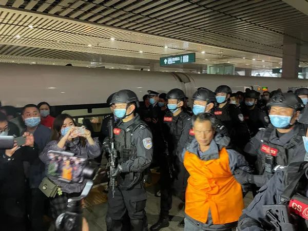 刚刚6条命案嫌犯押解回长视频