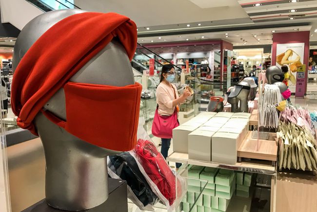 这是10月13日在菲律宾马尼拉一家商场拍摄的待售的口罩.图自新华社