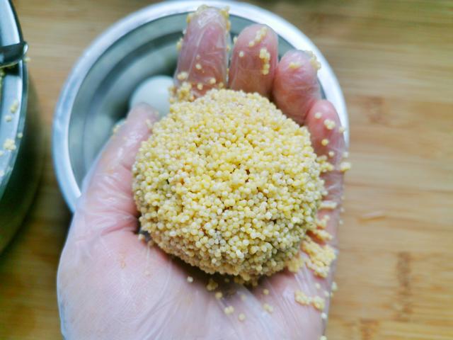 肉丸子别油炸了,裹上小米蒸一蒸,鲜香不油腻,连主食都省了