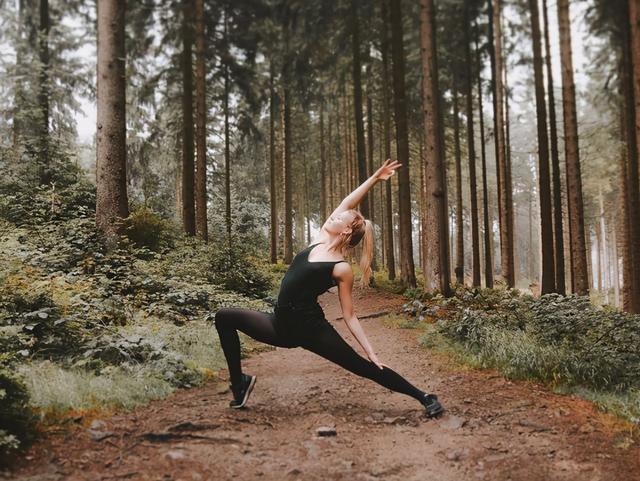 战士式简单易学效果好!要注意这4个细节,否则,伤膝盖伤大腿