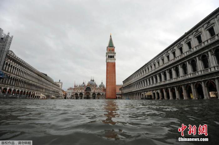 日前，意大利威尼斯遭遇洪水侵袭，城内多地被淹。据悉，洪水是由强于预期的大风抬高水位引起，防止威尼斯被洪水侵袭的“摩西”系统未能发挥作用。图为圣马可广场被淹。