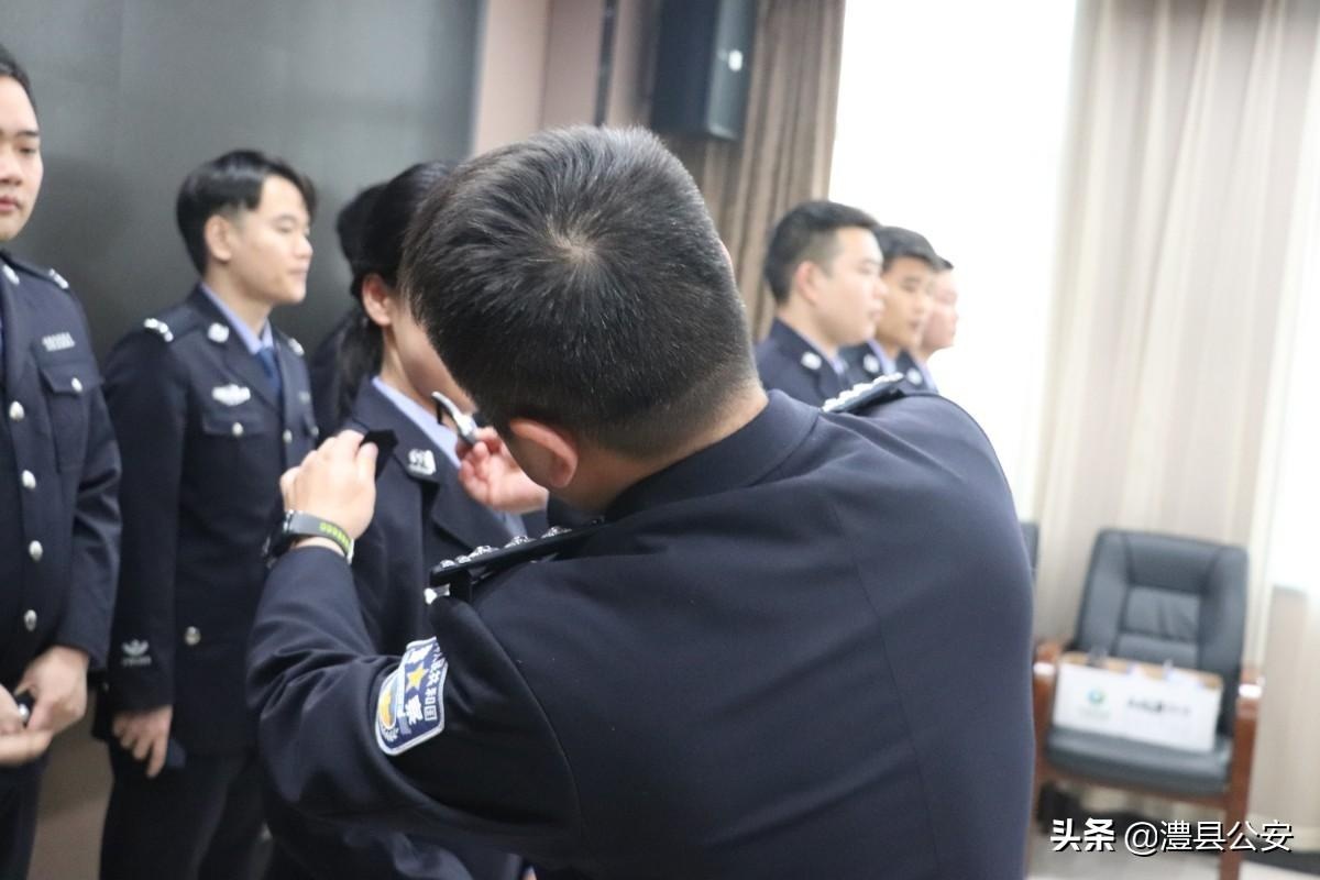 陈林同志为首次授衔民警佩戴警衔
