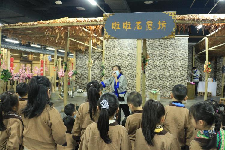 玩环保游戏树绿色意识 青少年走进啦啦童趣城体验绿色之旅