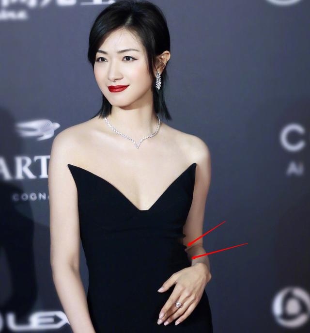 38岁万茜亮相盛典活动未精修生图颜值好真实这腰围认真的