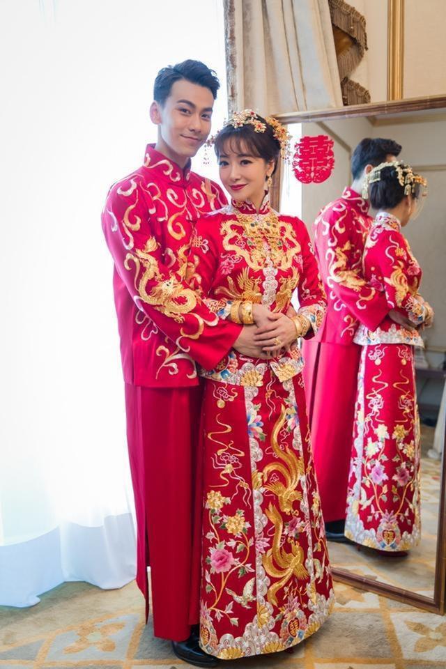 女星结婚的中式礼服:胡杏儿的贵气,唐嫣的大气,她的看起来普通