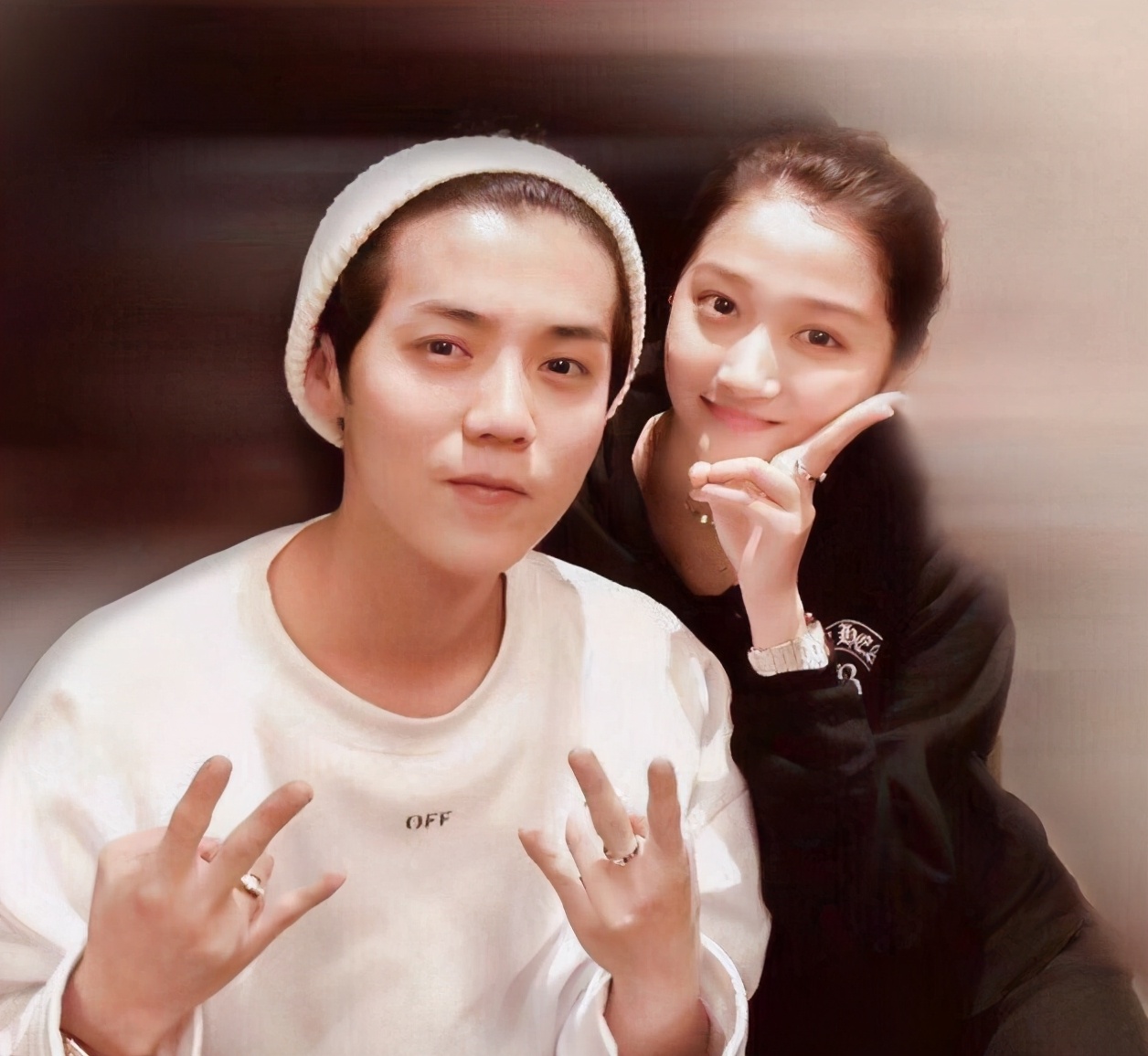 有种"共享衣柜"叫关晓彤鹿晗,穿错衣服反过来穿,粉丝都气哭