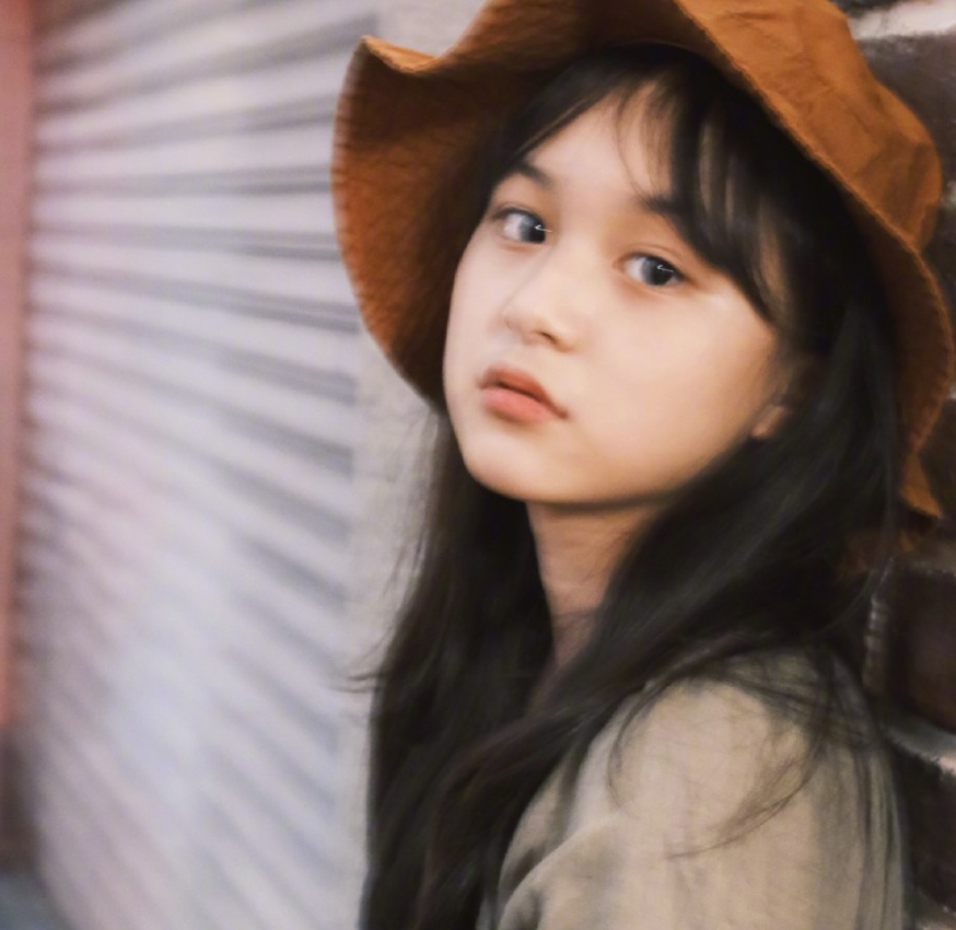 从刘楚恬的近照来看,她的身高已经长高了很多,但五官的变化其实不大